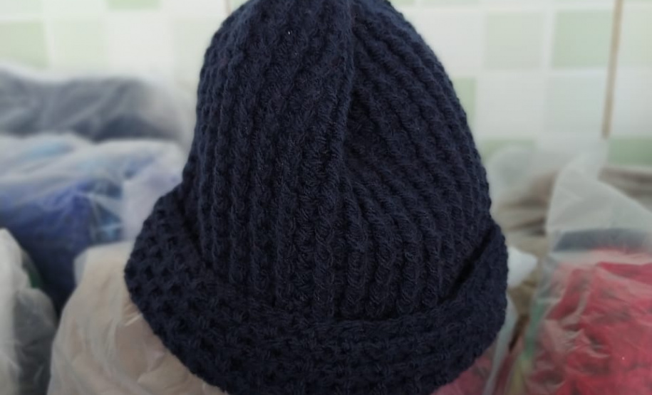 Presos custodiados na Cadeia Pública de Andirá, no Norte Pioneiro, produziram peças em lã que foram doadas ao lar de idosos da cidade. Além de proteger os idosos do frio, o projeto realizado em parceria com o Conselho da Comunidade teve como objetivo envolver os detentos em atividades que trouxessem algum retorno social, além da redução da pena por meio do trabalho. Foto:Depen