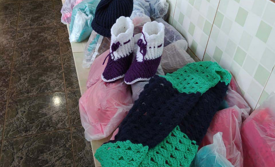 Presos custodiados na Cadeia Pública de Andirá, no Norte Pioneiro, produziram peças em lã que foram doadas ao lar de idosos da cidade. Além de proteger os idosos do frio, o projeto realizado em parceria com o Conselho da Comunidade teve como objetivo envolver os detentos em atividades que trouxessem algum retorno social, além da redução da pena por meio do trabalho. Foto:Depen