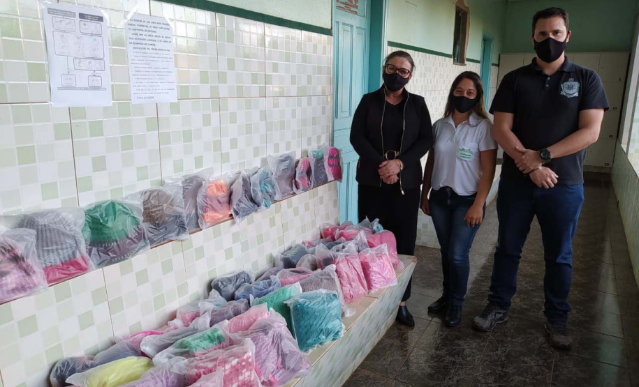 Presos custodiados na Cadeia Pública de Andirá, no Norte Pioneiro, produziram peças em lã que foram doadas ao lar de idosos da cidade. Além de proteger os idosos do frio, o projeto realizado em parceria com o Conselho da Comunidade teve como objetivo envolver os detentos em atividades que trouxessem algum retorno social, além da redução da pena por meio do trabalho. Foto:Depen