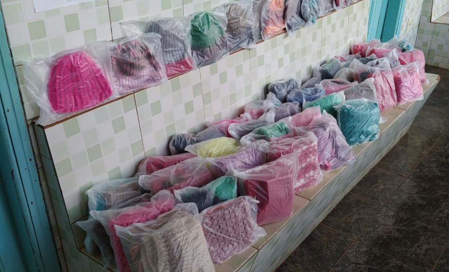 Presos custodiados na Cadeia Pública de Andirá, no Norte Pioneiro, produziram peças em lã que foram doadas ao lar de idosos da cidade. Além de proteger os idosos do frio, o projeto realizado em parceria com o Conselho da Comunidade teve como objetivo envolver os detentos em atividades que trouxessem algum retorno social, além da redução da pena por meio do trabalho. Foto:Depen