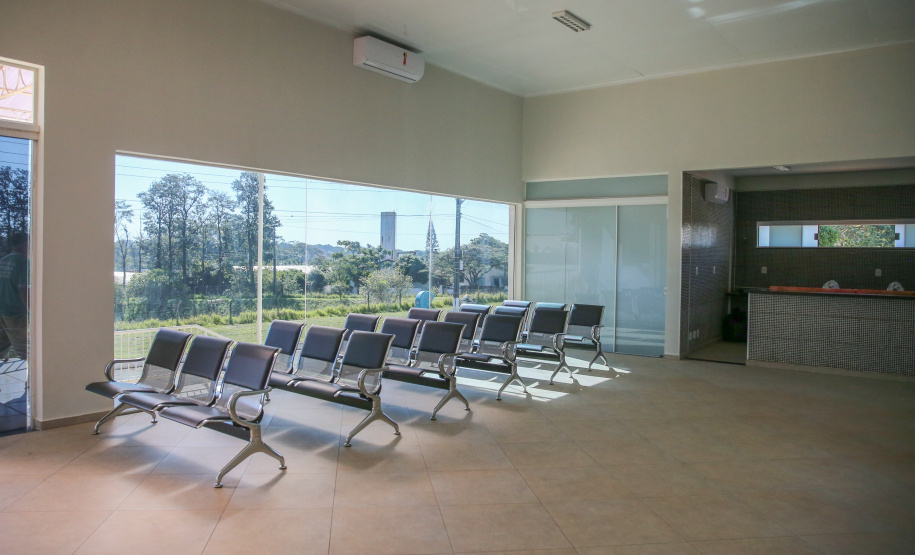 Aero Umuarama O projeto de estruturação do Aeroporto Orlando de Carvalho busca a Certificação Operacional do aeródromo junto à Agência Nacional de Aviação Civil (Anac) para receber voos regulares. As obras incluem recapeamento e ampliação da pista, ampliação do pátio de estacionamento de aeronaves; adequação e ampliação do terminal de embarque e desembarque de passageiros; ainda a construção de instalações para o Corpo de Bombeiros. 05/08/2020 - Foto: Geraldo Bubniak/AEN