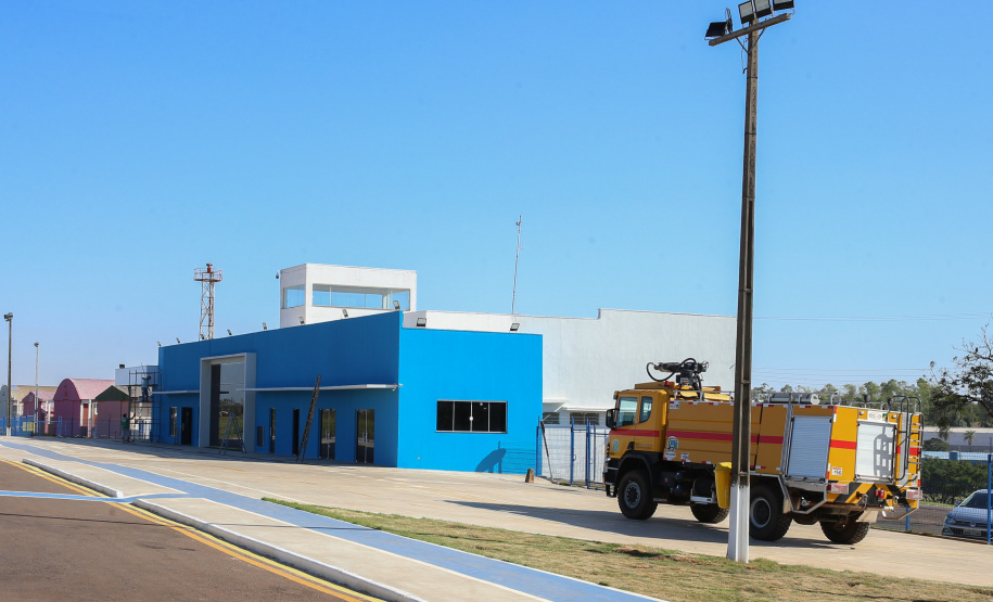 Aero Umuarama O projeto de estruturação do Aeroporto Orlando de Carvalho busca a Certificação Operacional do aeródromo junto à Agência Nacional de Aviação Civil (Anac) para receber voos regulares. As obras incluem recapeamento e ampliação da pista, ampliação do pátio de estacionamento de aeronaves; adequação e ampliação do terminal de embarque e desembarque de passageiros; ainda a construção de instalações para o Corpo de Bombeiros. 05/08/2020 - Foto: Geraldo Bubniak/AEN