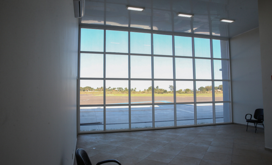 Aero Umuarama O projeto de estruturação do Aeroporto Orlando de Carvalho busca a Certificação Operacional do aeródromo junto à Agência Nacional de Aviação Civil (Anac) para receber voos regulares. As obras incluem recapeamento e ampliação da pista, ampliação do pátio de estacionamento de aeronaves; adequação e ampliação do terminal de embarque e desembarque de passageiros; ainda a construção de instalações para o Corpo de Bombeiros. 05/08/2020 - Foto: Geraldo Bubniak/AEN