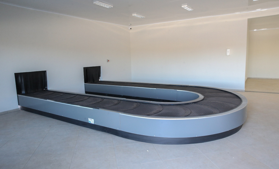 Aero Umuarama O projeto de estruturação do Aeroporto Orlando de Carvalho busca a Certificação Operacional do aeródromo junto à Agência Nacional de Aviação Civil (Anac) para receber voos regulares. As obras incluem recapeamento e ampliação da pista, ampliação do pátio de estacionamento de aeronaves; adequação e ampliação do terminal de embarque e desembarque de passageiros; ainda a construção de instalações para o Corpo de Bombeiros. 05/08/2020 - Foto: Geraldo Bubniak/AEN