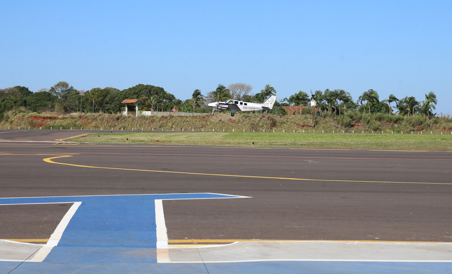 Aero Umuarama O projeto de estruturação do Aeroporto Orlando de Carvalho busca a Certificação Operacional do aeródromo junto à Agência Nacional de Aviação Civil (Anac) para receber voos regulares. As obras incluem recapeamento e ampliação da pista, ampliação do pátio de estacionamento de aeronaves; adequação e ampliação do terminal de embarque e desembarque de passageiros; ainda a construção de instalações para o Corpo de Bombeiros. 05/08/2020 - Foto: Geraldo Bubniak/AEN