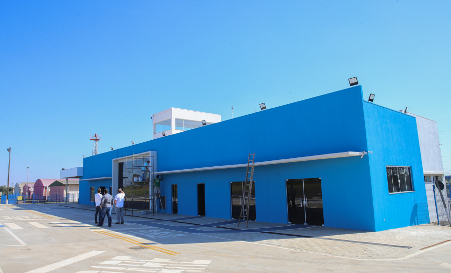 Aero Umuarama O projeto de estruturação do Aeroporto Orlando de Carvalho busca a Certificação Operacional do aeródromo junto à Agência Nacional de Aviação Civil (Anac) para receber voos regulares. As obras incluem recapeamento e ampliação da pista, ampliação do pátio de estacionamento de aeronaves; adequação e ampliação do terminal de embarque e desembarque de passageiros; ainda a construção de instalações para o Corpo de Bombeiros. 05/08/2020 - Foto: Geraldo Bubniak/AEN
