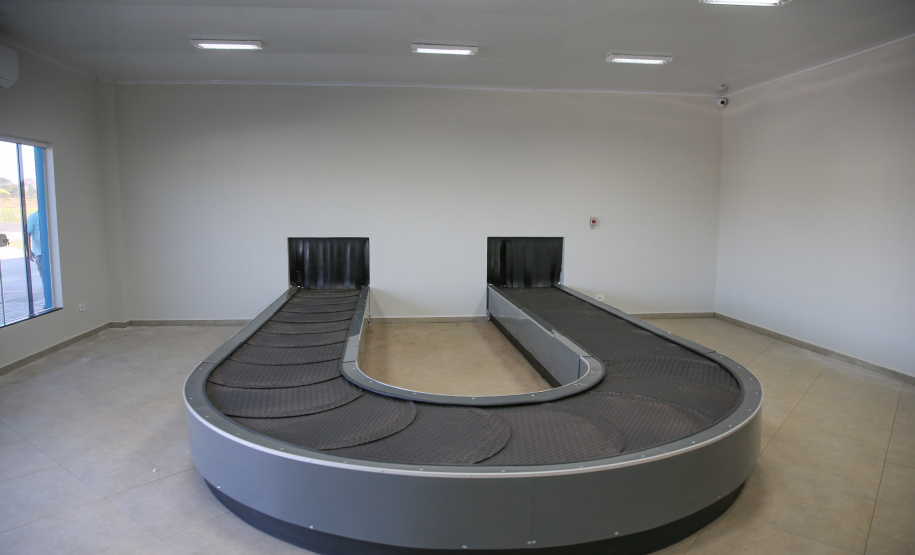 Aero Umuarama O projeto de estruturação do Aeroporto Orlando de Carvalho busca a Certificação Operacional do aeródromo junto à Agência Nacional de Aviação Civil (Anac) para receber voos regulares. As obras incluem recapeamento e ampliação da pista, ampliação do pátio de estacionamento de aeronaves; adequação e ampliação do terminal de embarque e desembarque de passageiros; ainda a construção de instalações para o Corpo de Bombeiros. 05/08/2020 - Foto: Geraldo Bubniak/AEN