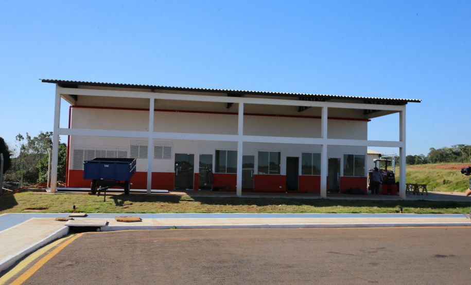 Aero Umuarama O projeto de estruturação do Aeroporto Orlando de Carvalho busca a Certificação Operacional do aeródromo junto à Agência Nacional de Aviação Civil (Anac) para receber voos regulares. As obras incluem recapeamento e ampliação da pista, ampliação do pátio de estacionamento de aeronaves; adequação e ampliação do terminal de embarque e desembarque de passageiros; ainda a construção de instalações para o Corpo de Bombeiros. 05/08/2020 - Foto: Geraldo Bubniak/AEN