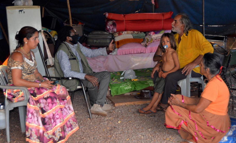 Além de Apucarana, Laurindo passou também por Manoel Ribas, Cambé, Paiçandu e Floresta para dar continuidade aos trabalhos de ajuda emergencial disponibilizados pelo Governo do Estado durante a pandemia do novo coronavírus. “O governador orientou a Sudis para que os povos tradicionais do Estado recebam toda a atenção possível neste momento”, explicou o assessor. Ele conversou com diversas lideranças das comunidades tradicionais indígenas e ciganas e acolheu as demandas apresentadas.Foto:Sudis