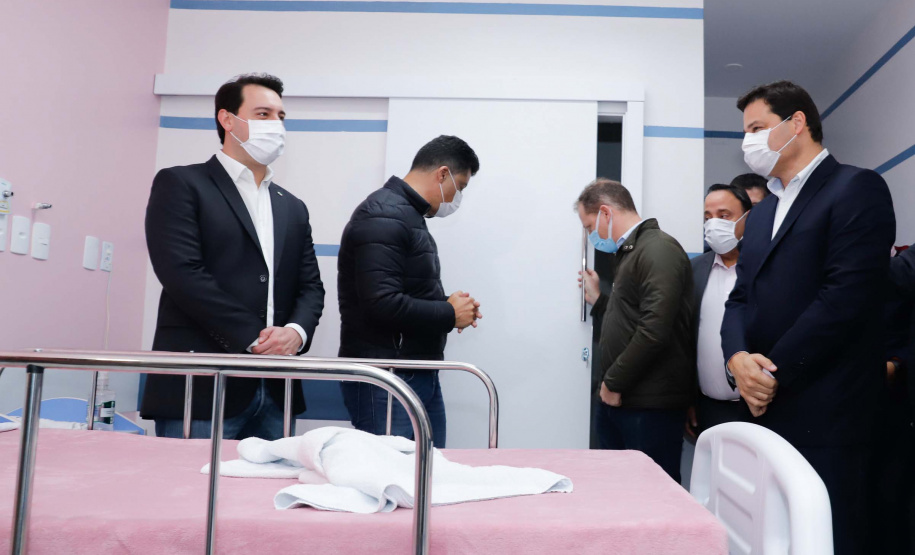 A ala neonatal, materno e infantil do Hospital Universitário Regional dos Campos Gerais, em Ponta Grossa, será transferida ao Hospital da Criança João Vargas de Oliveira, para dar lugar a novos leitos exclusivos para pacientes com Covid-19. O governador Carlos Massa Ratinho Junior esteve nesta quarta-feira (19) na cidade e formalizou a migração para a nova unidade.