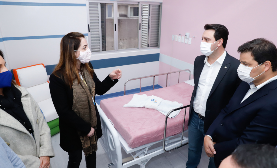 A ala neonatal, materno e infantil do Hospital Universitário Regional dos Campos Gerais, em Ponta Grossa, será transferida ao Hospital da Criança João Vargas de Oliveira, para dar lugar a novos leitos exclusivos para pacientes com Covid-19. O governador Carlos Massa Ratinho Junior esteve nesta quarta-feira (19) na cidade e formalizou a migração para a nova unidade.