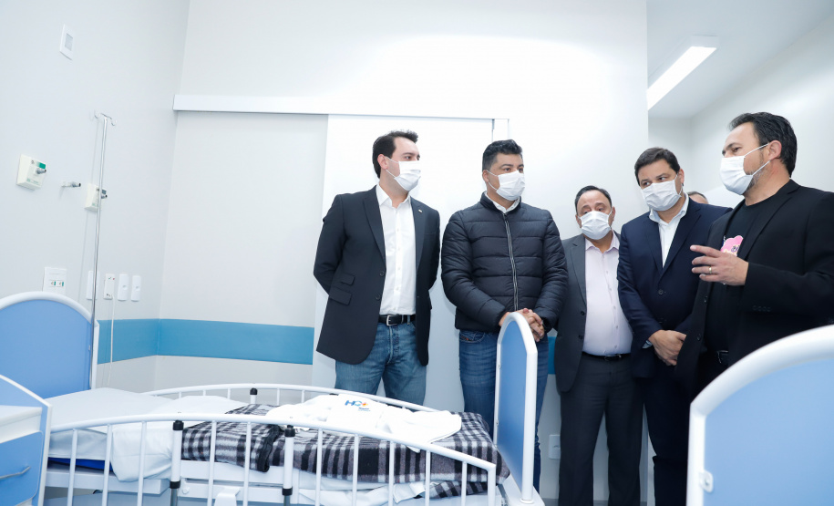 A ala neonatal, materno e infantil do Hospital Universitário Regional dos Campos Gerais, em Ponta Grossa, será transferida ao Hospital da Criança João Vargas de Oliveira, para dar lugar a novos leitos exclusivos para pacientes com Covid-19. O governador Carlos Massa Ratinho Junior esteve nesta quarta-feira (19) na cidade e formalizou a migração para a nova unidade.