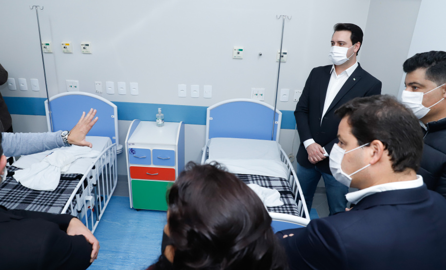 A ala neonatal, materno e infantil do Hospital Universitário Regional dos Campos Gerais, em Ponta Grossa, será transferida ao Hospital da Criança João Vargas de Oliveira, para dar lugar a novos leitos exclusivos para pacientes com Covid-19. O governador Carlos Massa Ratinho Junior esteve nesta quarta-feira (19) na cidade e formalizou a migração para a nova unidade.