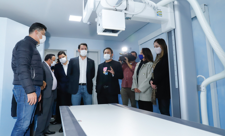 A ala neonatal, materno e infantil do Hospital Universitário Regional dos Campos Gerais, em Ponta Grossa, será transferida ao Hospital da Criança João Vargas de Oliveira, para dar lugar a novos leitos exclusivos para pacientes com Covid-19. O governador Carlos Massa Ratinho Junior esteve nesta quarta-feira (19) na cidade e formalizou a migração para a nova unidade.