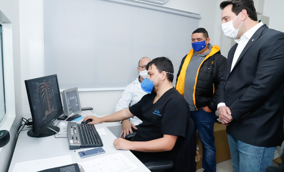 A ala neonatal, materno e infantil do Hospital Universitário Regional dos Campos Gerais, em Ponta Grossa, será transferida ao Hospital da Criança João Vargas de Oliveira, para dar lugar a novos leitos exclusivos para pacientes com Covid-19. O governador Carlos Massa Ratinho Junior esteve nesta quarta-feira (19) na cidade e formalizou a migração para a nova unidade.