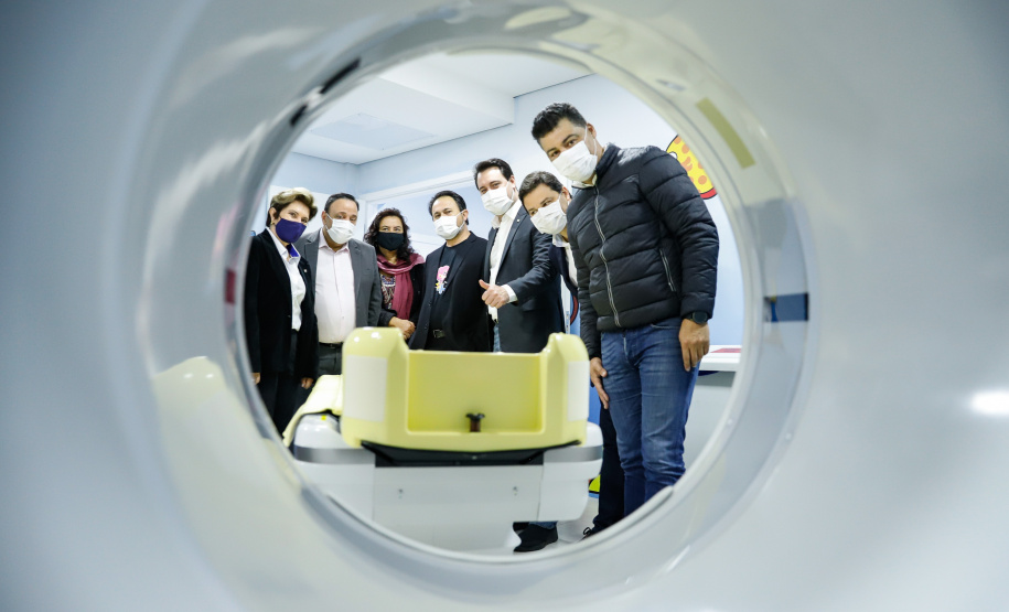 A ala neonatal, materno e infantil do Hospital Universitário Regional dos Campos Gerais, em Ponta Grossa, será transferida ao Hospital da Criança João Vargas de Oliveira, para dar lugar a novos leitos exclusivos para pacientes com Covid-19. O governador Carlos Massa Ratinho Junior esteve nesta quarta-feira (19) na cidade e formalizou a migração para a nova unidade.