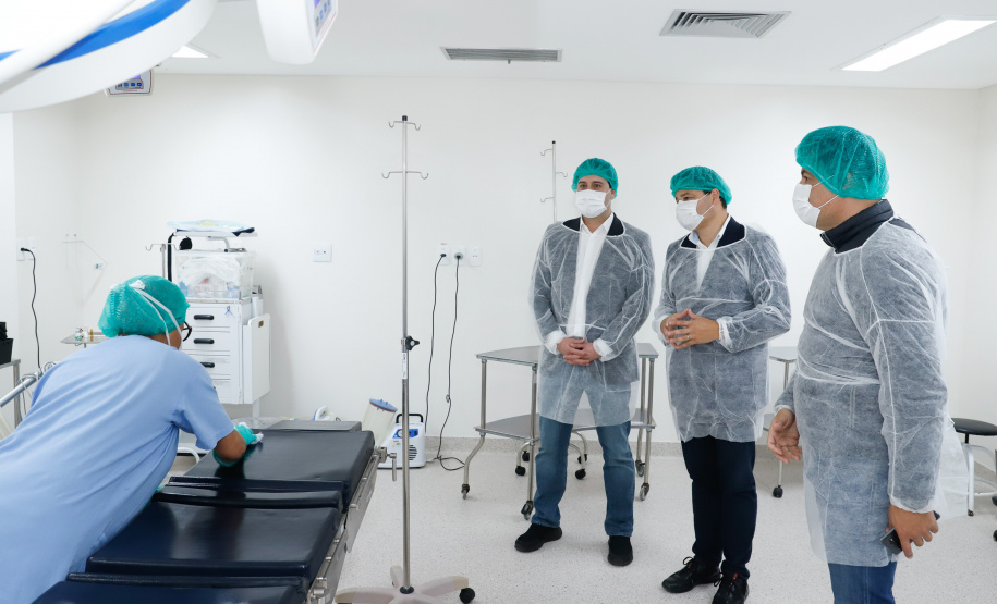 A ala neonatal, materno e infantil do Hospital Universitário Regional dos Campos Gerais, em Ponta Grossa, será transferida ao Hospital da Criança João Vargas de Oliveira, para dar lugar a novos leitos exclusivos para pacientes com Covid-19. O governador Carlos Massa Ratinho Junior esteve nesta quarta-feira (19) na cidade e formalizou a migração para a nova unidade.