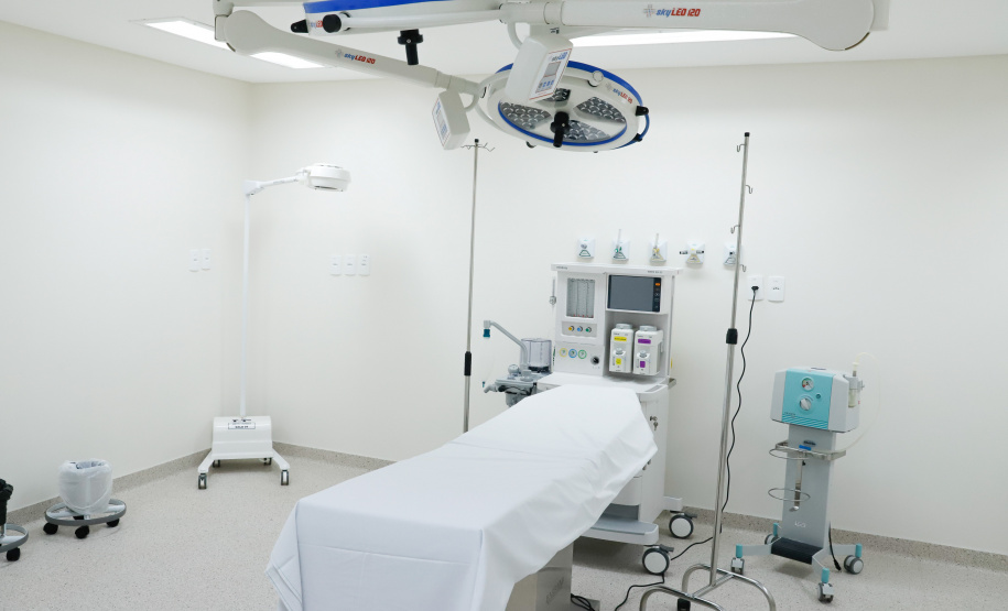 A ala neonatal, materno e infantil do Hospital Universitário Regional dos Campos Gerais, em Ponta Grossa, será transferida ao Hospital da Criança João Vargas de Oliveira, para dar lugar a novos leitos exclusivos para pacientes com Covid-19. O governador Carlos Massa Ratinho Junior esteve nesta quarta-feira (19) na cidade e formalizou a migração para a nova unidade.