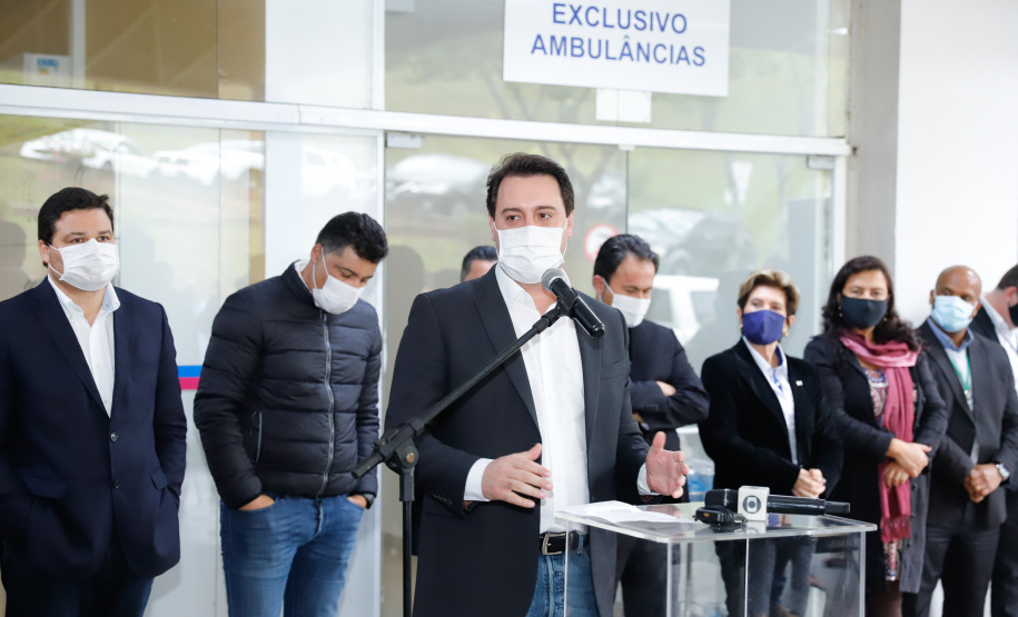 A ala neonatal, materno e infantil do Hospital Universitário Regional dos Campos Gerais, em Ponta Grossa, será transferida ao Hospital da Criança João Vargas de Oliveira, para dar lugar a novos leitos exclusivos para pacientes com Covid-19. O governador Carlos Massa Ratinho Junior esteve nesta quarta-feira (19) na cidade e formalizou a migração para a nova unidade.