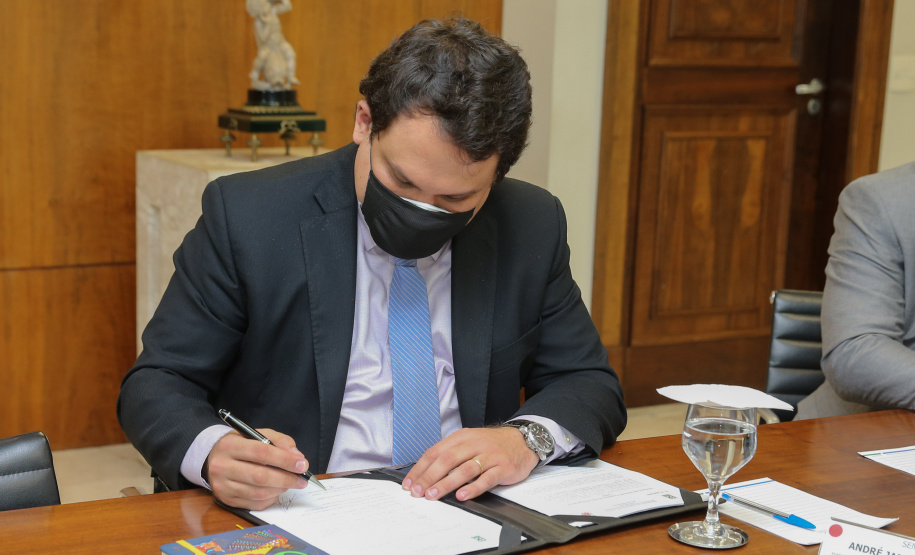 Ferroeste O vice governador Darci Piana participa nesta quarta-feira (19) da video-conferencia de assinatura do termo de cooperacao da Nova Ferroeste. Na foto o diretor de Desenvolvimento da TPF Engenharia, Andre Jabir Assumpcao. Curitiba, 19/08/2020 - Foto: Geraldo Bubniak/AEN