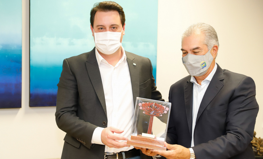 Paraná e Mato Grosso do Sul deram mais um passo para a implantação do Corredor Oeste de Exportação, um novo ramal ferroviário que vai ligar a cidade de Maracaju (MS) ao Porto de Paranaguá, ampliando a malha operada hoje pela Ferroeste (Estrada de Ferro Paraná Oeste S/A). Nesta quarta-feira (19), o governador Carlos Massa Ratinho Junior e o governador do Mato Grosso do Sul, Reinaldo Azambuja, assinaram um acordo de cooperação técnica para trabalhar de forma articulada no projeto da nova ferrovia.