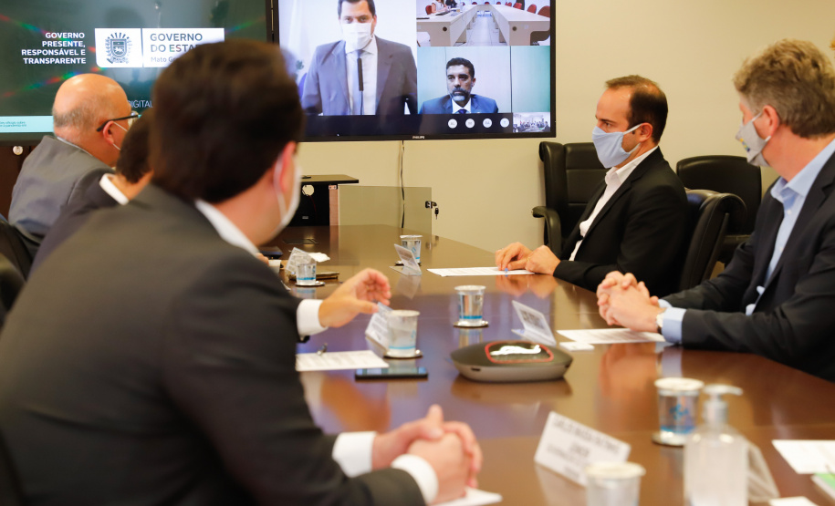 Paraná e Mato Grosso do Sul deram mais um passo para a implantação do Corredor Oeste de Exportação, um novo ramal ferroviário que vai ligar a cidade de Maracaju (MS) ao Porto de Paranaguá, ampliando a malha operada hoje pela Ferroeste (Estrada de Ferro Paraná Oeste S/A). Nesta quarta-feira (19), o governador Carlos Massa Ratinho Junior e o governador do Mato Grosso do Sul, Reinaldo Azambuja, assinaram um acordo de cooperação técnica para trabalhar de forma articulada no projeto da nova ferrovia.