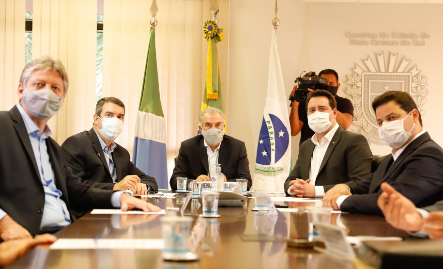 Paraná e Mato Grosso do Sul deram mais um passo para a implantação do Corredor Oeste de Exportação, um novo ramal ferroviário que vai ligar a cidade de Maracaju (MS) ao Porto de Paranaguá, ampliando a malha operada hoje pela Ferroeste (Estrada de Ferro Paraná Oeste S/A). Nesta quarta-feira (19), o governador Carlos Massa Ratinho Junior e o governador do Mato Grosso do Sul, Reinaldo Azambuja, assinaram um acordo de cooperação técnica para trabalhar de forma articulada no projeto da nova ferrovia.