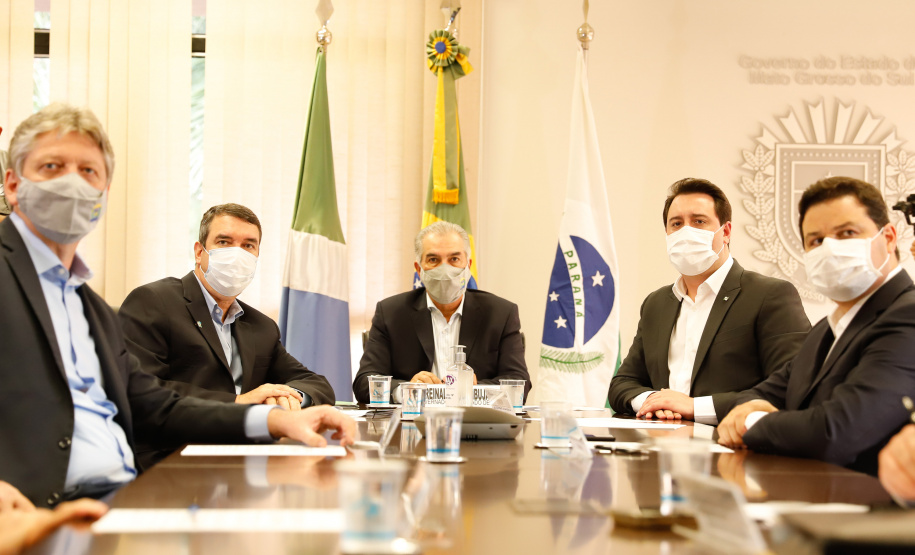 Paraná e Mato Grosso do Sul deram mais um passo para a implantação do Corredor Oeste de Exportação, um novo ramal ferroviário que vai ligar a cidade de Maracaju (MS) ao Porto de Paranaguá, ampliando a malha operada hoje pela Ferroeste (Estrada de Ferro Paraná Oeste S/A). Nesta quarta-feira (19), o governador Carlos Massa Ratinho Junior e o governador do Mato Grosso do Sul, Reinaldo Azambuja, assinaram um acordo de cooperação técnica para trabalhar de forma articulada no projeto da nova ferrovia.