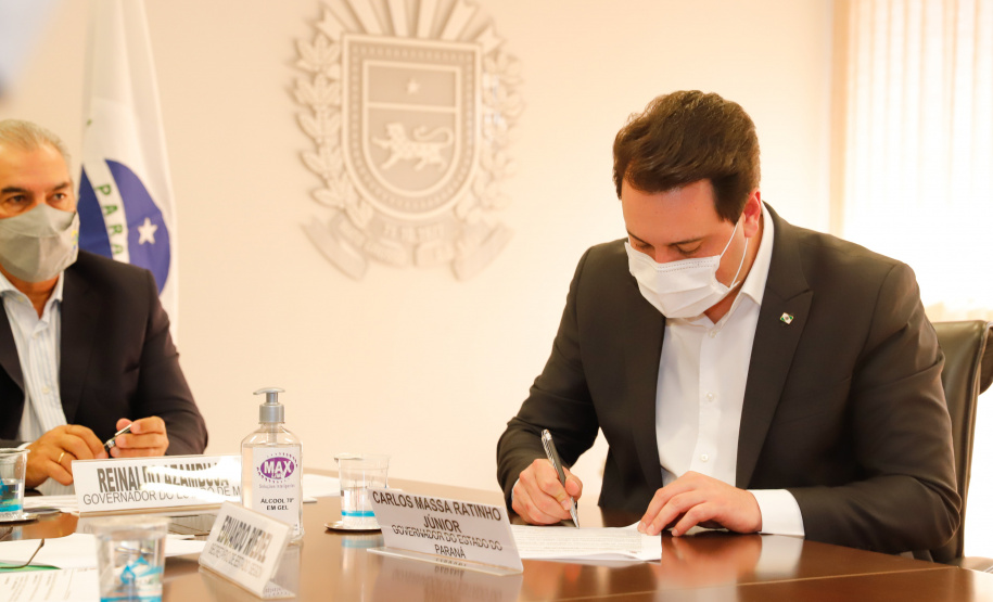 Paraná e Mato Grosso do Sul deram mais um passo para a implantação do Corredor Oeste de Exportação, um novo ramal ferroviário que vai ligar a cidade de Maracaju (MS) ao Porto de Paranaguá, ampliando a malha operada hoje pela Ferroeste (Estrada de Ferro Paraná Oeste S/A). Nesta quarta-feira (19), o governador Carlos Massa Ratinho Junior e o governador do Mato Grosso do Sul, Reinaldo Azambuja, assinaram um acordo de cooperação técnica para trabalhar de forma articulada no projeto da nova ferrovia.