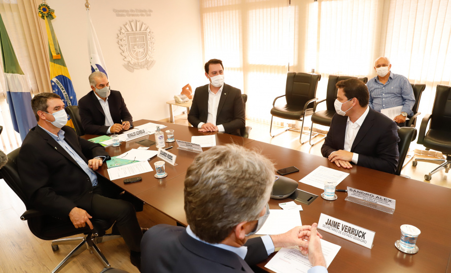 Paraná e Mato Grosso do Sul deram mais um passo para a implantação do Corredor Oeste de Exportação, um novo ramal ferroviário que vai ligar a cidade de Maracaju (MS) ao Porto de Paranaguá, ampliando a malha operada hoje pela Ferroeste (Estrada de Ferro Paraná Oeste S/A). Nesta quarta-feira (19), o governador Carlos Massa Ratinho Junior e o governador do Mato Grosso do Sul, Reinaldo Azambuja, assinaram um acordo de cooperação técnica para trabalhar de forma articulada no projeto da nova ferrovia.