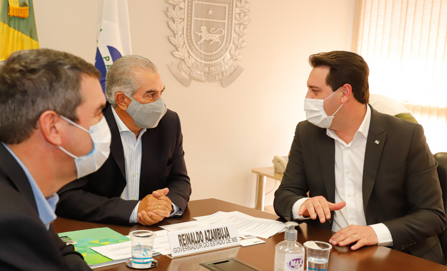 Paraná e Mato Grosso do Sul deram mais um passo para a implantação do Corredor Oeste de Exportação, um novo ramal ferroviário que vai ligar a cidade de Maracaju (MS) ao Porto de Paranaguá, ampliando a malha operada hoje pela Ferroeste (Estrada de Ferro Paraná Oeste S/A). Nesta quarta-feira (19), o governador Carlos Massa Ratinho Junior e o governador do Mato Grosso do Sul, Reinaldo Azambuja, assinaram um acordo de cooperação técnica para trabalhar de forma articulada no projeto da nova ferrovia.