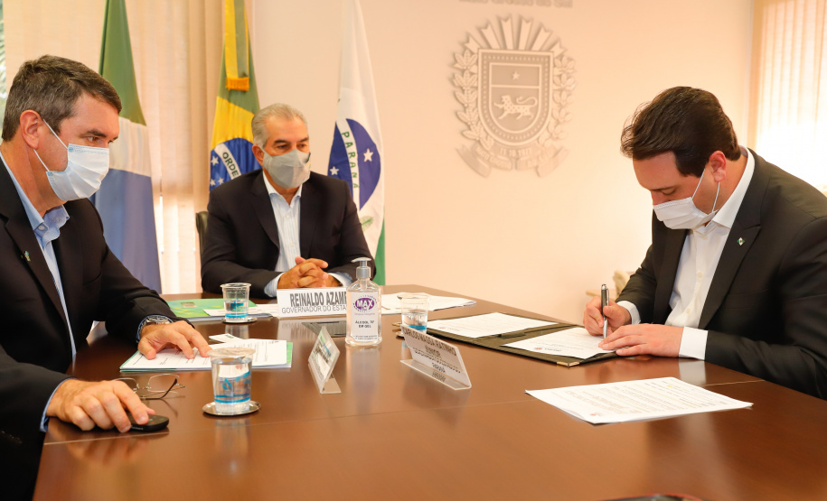 Paraná e Mato Grosso do Sul deram mais um passo para a implantação do Corredor Oeste de Exportação, um novo ramal ferroviário que vai ligar a cidade de Maracaju (MS) ao Porto de Paranaguá, ampliando a malha operada hoje pela Ferroeste (Estrada de Ferro Paraná Oeste S/A). Nesta quarta-feira (19), o governador Carlos Massa Ratinho Junior e o governador do Mato Grosso do Sul, Reinaldo Azambuja, assinaram um acordo de cooperação técnica para trabalhar de forma articulada no projeto da nova ferrovia.