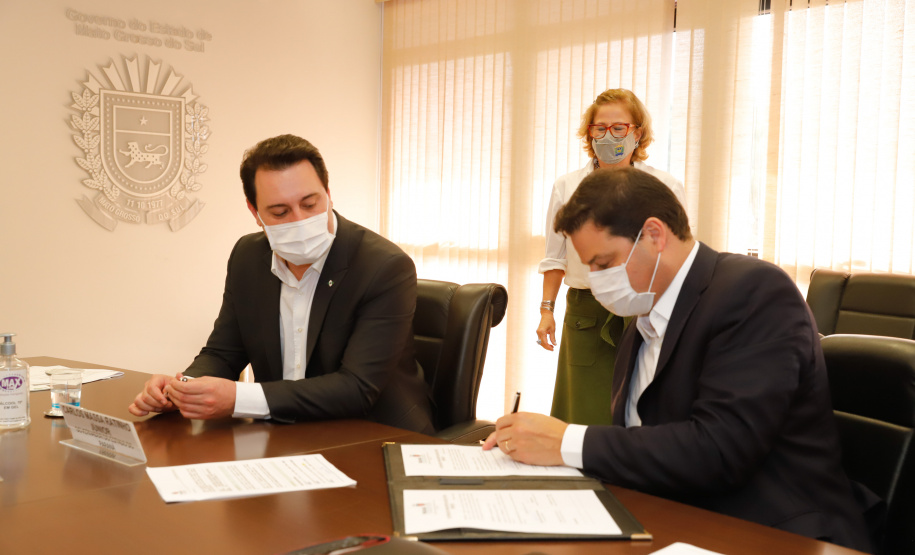 Paraná e Mato Grosso do Sul deram mais um passo para a implantação do Corredor Oeste de Exportação, um novo ramal ferroviário que vai ligar a cidade de Maracaju (MS) ao Porto de Paranaguá, ampliando a malha operada hoje pela Ferroeste (Estrada de Ferro Paraná Oeste S/A). Nesta quarta-feira (19), o governador Carlos Massa Ratinho Junior e o governador do Mato Grosso do Sul, Reinaldo Azambuja, assinaram um acordo de cooperação técnica para trabalhar de forma articulada no projeto da nova ferrovia.