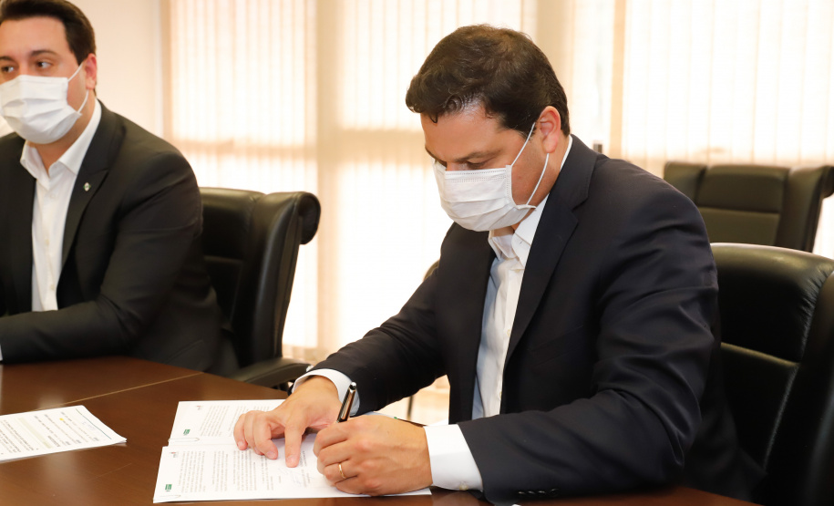 Paraná e Mato Grosso do Sul deram mais um passo para a implantação do Corredor Oeste de Exportação, um novo ramal ferroviário que vai ligar a cidade de Maracaju (MS) ao Porto de Paranaguá, ampliando a malha operada hoje pela Ferroeste (Estrada de Ferro Paraná Oeste S/A). Nesta quarta-feira (19), o governador Carlos Massa Ratinho Junior e o governador do Mato Grosso do Sul, Reinaldo Azambuja, assinaram um acordo de cooperação técnica para trabalhar de forma articulada no projeto da nova ferrovia.