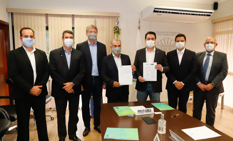 Paraná e Mato Grosso do Sul deram mais um passo para a implantação do Corredor Oeste de Exportação, um novo ramal ferroviário que vai ligar a cidade de Maracaju (MS) ao Porto de Paranaguá, ampliando a malha operada hoje pela Ferroeste (Estrada de Ferro Paraná Oeste S/A). Nesta quarta-feira (19), o governador Carlos Massa Ratinho Junior e o governador do Mato Grosso do Sul, Reinaldo Azambuja, assinaram um acordo de cooperação técnica para trabalhar de forma articulada no projeto da nova ferrovia.