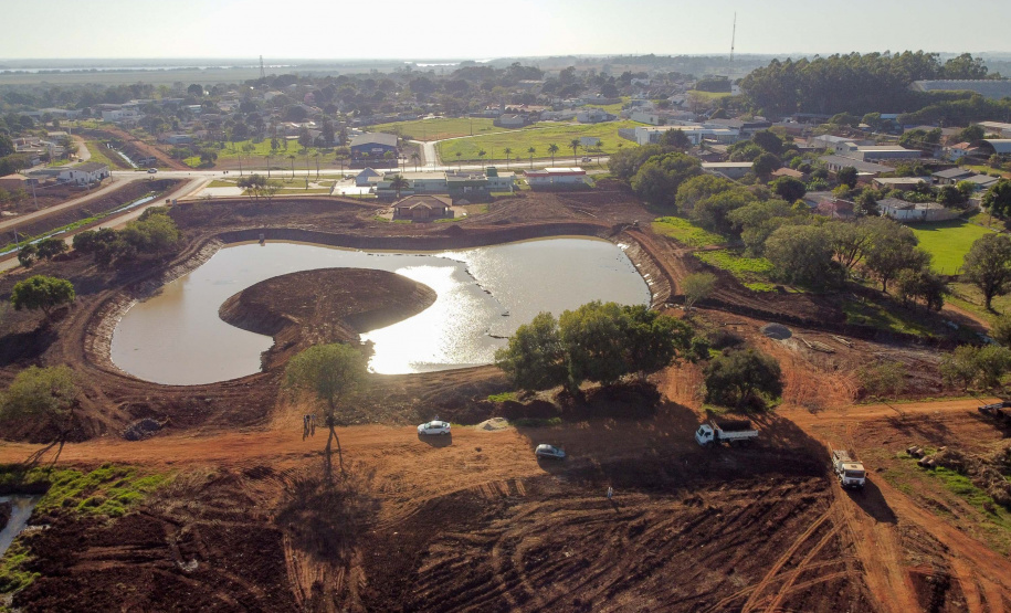 Parque Guaira Obras para revitalizar o Parque Fundo de Vale em Guaira, com instalação e adaptação de acessibilidade em todo o Parque, ampliação do lago, pista de caminhada, modernização paisagística, bancos e vegetação nova. 06/08/2020 - Foto: Geraldo Bubniak/AEN