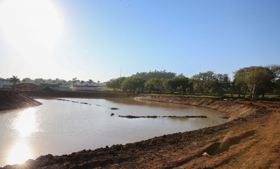 Parque Guaira Obras para revitalizar o Parque Fundo de Vale em Guaira, com instalação e adaptação de acessibilidade em todo o Parque, ampliação do lago, pista de caminhada, modernização paisagística, bancos e vegetação nova. 06/08/2020 - Foto: Geraldo Bubniak/AEN