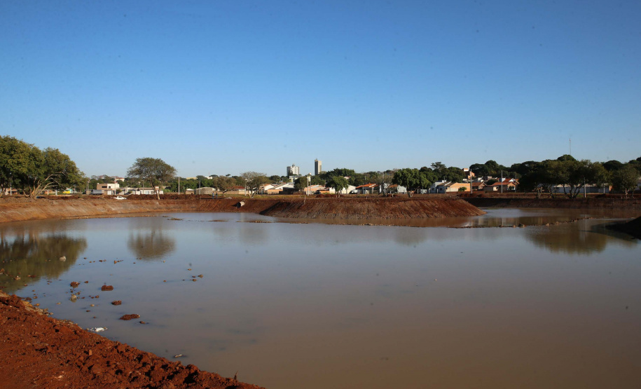 Parque Guaira Obras para revitalizar o Parque Fundo de Vale em Guaira, com instalação e adaptação de acessibilidade em todo o Parque, ampliação do lago, pista de caminhada, modernização paisagística, bancos e vegetação nova. 06/08/2020 - Foto: Geraldo Bubniak/AEN