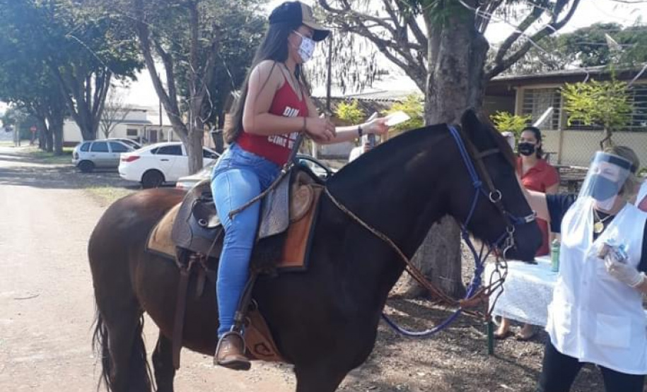Escolas estaduais fazem entrega de material impresso por drive-thru. Foto:SEED