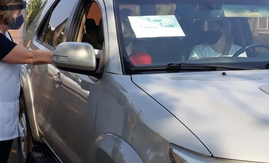 Escolas estaduais fazem entrega de material impresso por drive-thru. Foto:SEED