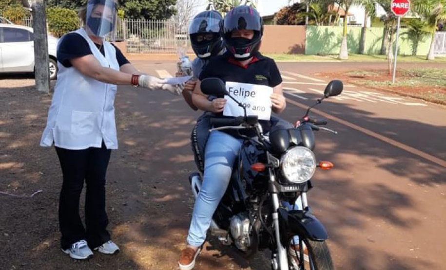 Escolas estaduais fazem entrega de material impresso por drive-thru. Foto:SEED