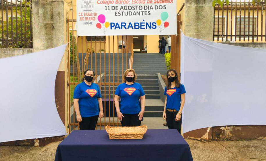 Escolas estaduais fazem entrega de material impresso por drive-thru. Foto:SEED
