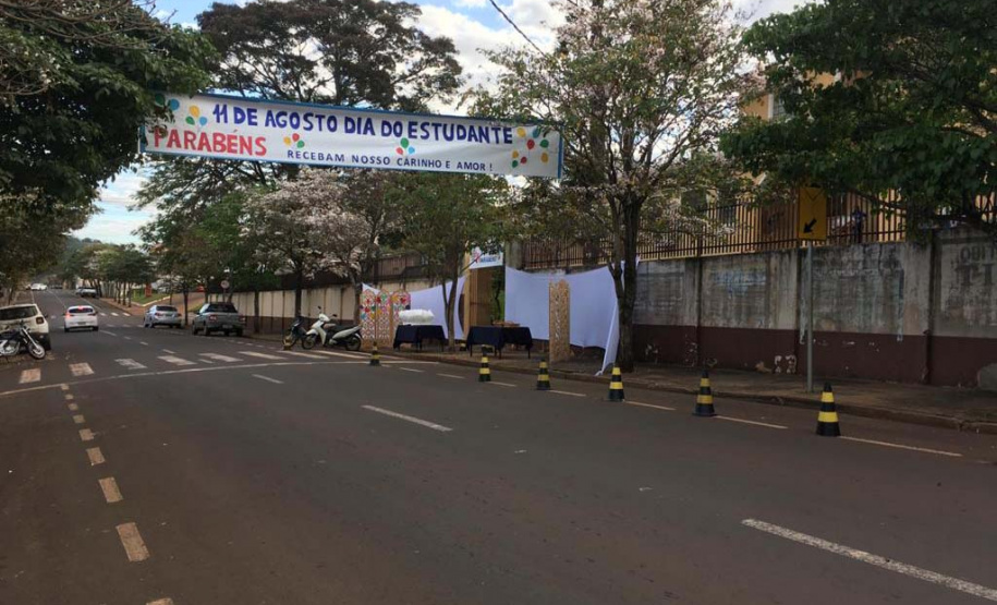Escolas estaduais fazem entrega de material impresso por drive-thru. Foto:SEED