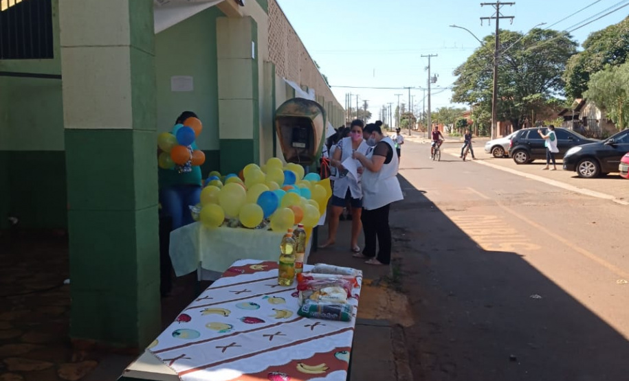 Escolas estaduais fazem entrega de material impresso por drive-thru. Foto:SEED