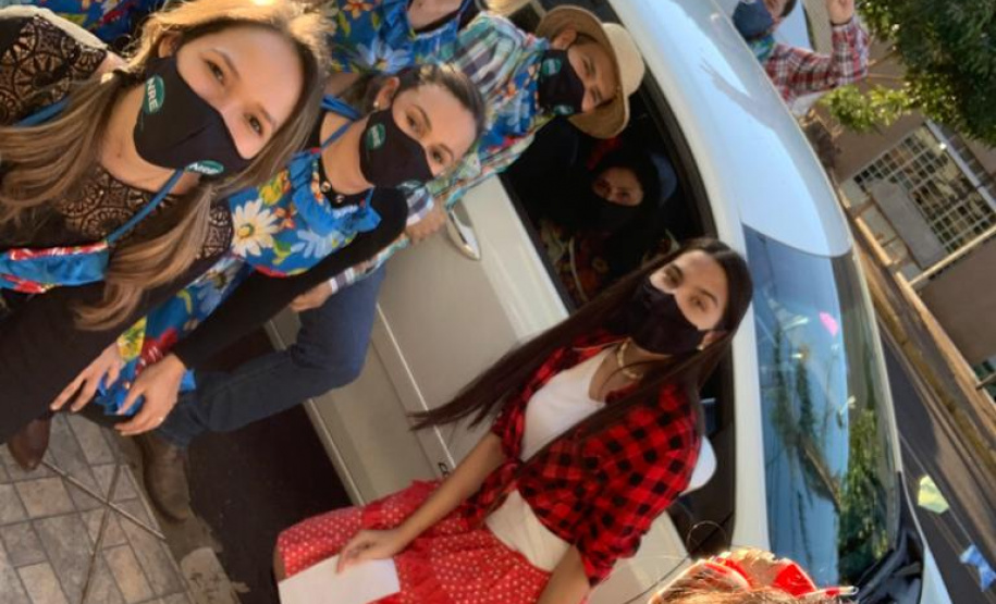 Escolas estaduais fazem entrega de material impresso por drive-thru. Foto:SEED