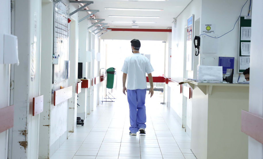 Mesmo diante de uma certa estabilidade no crescimento de casos do novo coronavírus, o Governo do Estado segue ampliando o número de leitos para atendimento exclusivo de pacientes da Covid-19. Nesta semana foram ativados mais 26 leitos clínicos em Ponta Grossa e o Estado alcançou 1,1 mil leitos de UTI e 1,5 mil de enfermaria desde março em todas as regiões do Estado.Foto: José Fernando Ogura/AEN