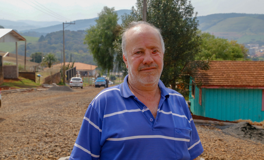 Manoel Nolla sabe bem disso. Ele passa o dia em casa depois que perdeu a visão de um olho e se viu obrigado a parar de trabalhar. Morador de uma esquina que une duas obras de pavimentação, Nolla disse que já perdeu a conta do número de vezes em que se viu obrigado a intervir devido à má condição das ruas. Foto: Gilson Abreu/AEN