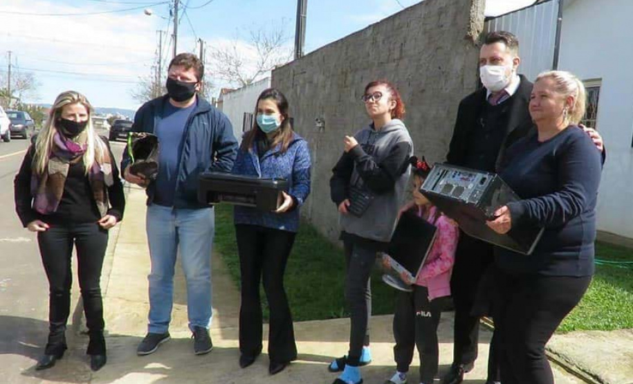 Núcleo de União da Vitória doa celulares e notebooks para alunos
. Foto:SEED