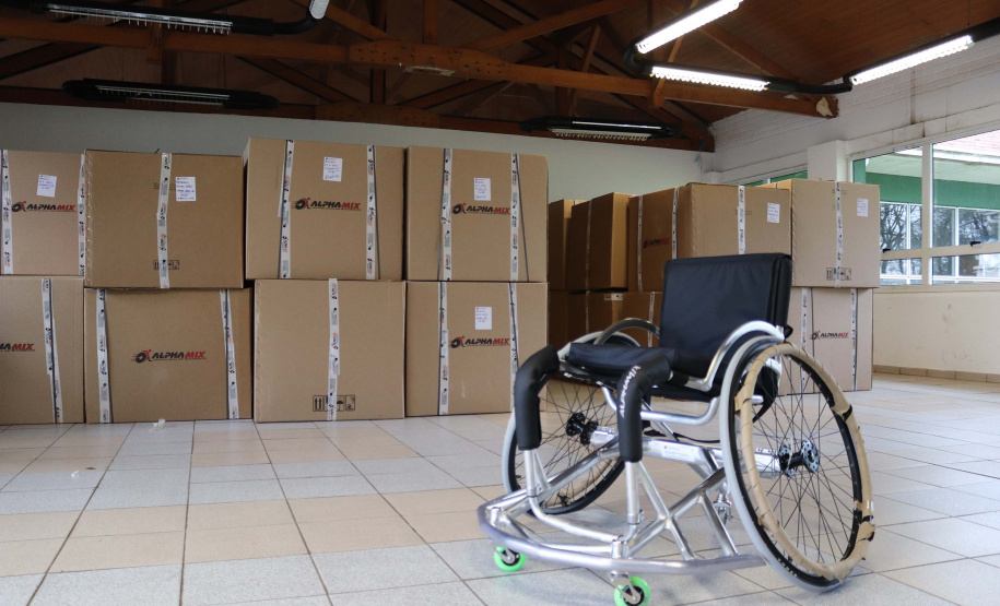 Foram entregues também 8 kits de cadeiras de rodas adaptadas, contendo 10 cadeiras cada, atendendo modalidades do paradesporto como basquetebol, handebol, rugby e tênis. Foto Paraná Esporte