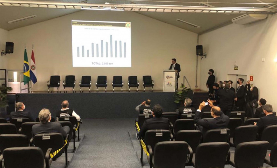 O secretário estadual da Segurança Pública, Romulo Marinho Soares, participou nesta segunda-feira (24), no Parque Tecnológico de Itaipu, em Foz do Iguaçu, junto com o ministro da Justiça e Segurança Pública, André Mendonça, da divulgação do balanço da 22ª fase da Operação Nova Aliança. Foto:SESP